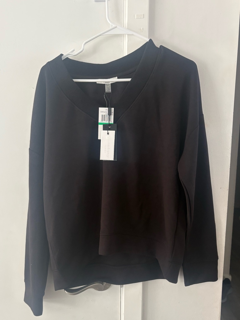 NWT Cable & Gauge Studio Jetblack V-Neck Pullover